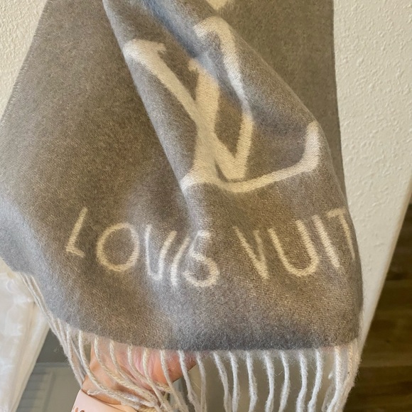 Louis Vuitton Gradient Cashmere Scarf - Picture 6 of 8